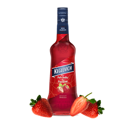 Keglevich Erdbeerlikörflasche im Vordergrund, links neben der Flasche eine ganze Erdbeere und rechts neben der Flasche eine ganze Erdbeere und eine halbierte Erdbeere.
