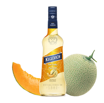 Keglevich Melonenlikörflasche im Vordergrund, links neben der Flasche eine Scheibe Galliano-Melone und rechts neben der Flasche eine ganze Galliano Melone.