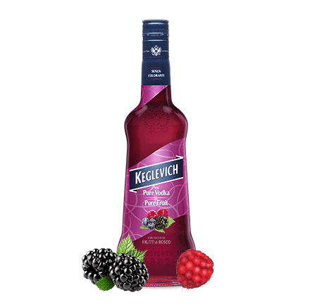 Keglevich Waldfruchtlikörflasche im Vordergrund, links neben der Flasche zwei Brombeeren und rechts neben der Flasche eine Himbeere.